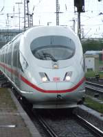 Ein ICE 3 fhrt aus Richtung Offenburg in den Basel Badischen Bahnhof ein.