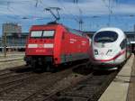 Links, Einfahrt der Br.101 103-0 aus Karlsruhe Hbf und rechts, ein ICE-3, kommend aus Dortmund Hbf. Augenommen in Mnchen Hbf am 15.August 2007.