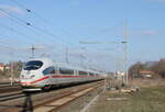 DB 403 053  Neu-Ulm  als ICE 939 von Frankfurt (M) Hbf nach Berlin Gesundbrunnen, am 28.02.2023 in Neudietendorf. Die Personen im Bild stehen auf dem frheren Bahnsteig 4.