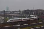 Die Einfahrt von Hamburg Hbf nach Hamburg Altona bietet einen langen Bogen. Vom Parkhaus des Kauflands wirkt es fast wie eine 180 Grad Kurve. Hier fährt ein 403er Doppel sogleich in den Bahnhof Hamburg Altona ein.

Hamburg 19.12.2023