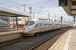 Hier zusehen ist der ICE Triebzug 304  Regenbogen/München  am 4.4.24 bei der Einfahrt in den Nürnberger Hbf.