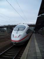 Ein ICE 3 aus Nrnberg ist am End Bahnhof Hannover Messe/Latzen angekommen