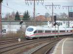 Ein ICE3 (403 ???) beschleunigt hinter Essen-West durch die S-bahnstation E-Fronhausen in Richtung Dsseldorf/Frankfurt(Main). 30.03.08