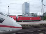 403 015  Singen(Hohentwiel)  triftt im gleichnamigen Bahnhof auf die ausfahrende 146 211-8 mit RE 19662 nach Stuttgart Hbf. 07.06.08