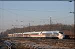 Dieser, vermutlich frisch gewaschende, 403er ist als ICE 517 von Dortmund Hbf nach Stuttgart unterwegs. (30.12.2008)
