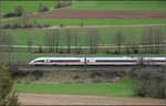 ICE auf der Schwäbischen Alb -

ICE 3 auf der Filsbahn bei Lonsee. Glück habe ich da gehabt mit der Position des Zuges zum Oberleitungsmast. 

19.04.2008 (M)