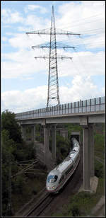 Am Ende der Schnellstrecke - 

Die selbe Fotostelle und Situation, wie auf unserem vorletzten Bild, aber anderer Ausschnitt und Fotograf. Ausfahrt des Tunnels Langes Feld der SFS Mannheim-Stuttgart bei STuttgart-Stammheim. 

11.06.2009 (J)