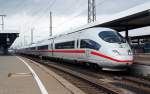 Eine ICE 3 steht am 24.07.10 im Nrnberger Hbf und wird diesen als ICE 928 nach Dortmund verlassen.