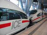 Anlsslich einer Probefahrt wartet der ICE 3 am 19.07.02 in Frankfurt am Main Flughafen auf die Abfahrt nach Kln Hbf ber die Neubaustrecke.