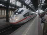 Ein ICE 3 bei der Einfahrt in den Hauptbahnhof von Karlsruhe.