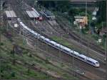 Zu lang für diesen Bahnhof - 

Die Bahnsteige des Bahnhofes in Esslingen wären zu kurz um einen Fahrgastwechsel eines ICE3-Zuges zu ermöglichen. 

22.05.2011 (M)