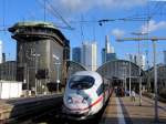 Noch kann zugestiegen werden, ICE 3 am 10.12.2011 Frankfurt am Main Hbf.