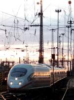 Kurz vor Eintritt der abendlichen Dunkelheit erreicht dieser ICE 3 den Frankfurter Hauptbahnhof (15.12.2012).