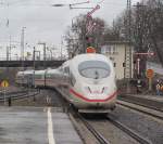 Ein ICE 3 verlsst am 27. Dezember 2012 den Bahnhof Hanau in Richtung Frankfurt.