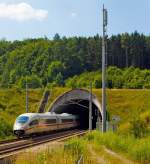 Ein ICE 3 schießt am 09.07.2013 aus dem Südportal (bei km 101,6) aus dem Tunnel Elzer Berg (1.110 m lang) in Richtung Frankfurt/Main, auf der Schnellfahrstrecke Köln–Rhein/Main (KBS 472).