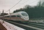 Hier sieht man einen ICE 3 auf der Neubaustrecke Kln <> Rhein/Main kurz vor Einfahrt in den Elzer-Berg-Tunnel zwischen Limburg und Montabaur. Der Zug kommt aus Richtung Frankfurt/Wiesbaden.
Aufnahmedatum: 9.2.2003