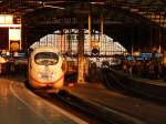 Von der aufgehenden Sonne angestrahlt steht der ICE nach Amsterdam im Kölner Hbf während rechts gerade der ICE nach Basel zusammen gestellt wird.