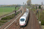 Von der Straßenbrücke oberhalb des Bahnhofs Langenfeld (Rheinland) wurde dieser 403er abgelichtet.