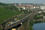 Vor der Kulisse der Würzburger Weinberge hat ICE 528, auf dem Weg von München nach Dortmund, gerade den Würzburger Hauptbahnhof verlassen und befindet sich nun auf der