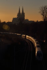 Im goldenen Abendlicht erreicht ICE 723 (Essen Hbf - München Hbf) die Domstadt.