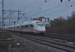 Bei trübem Wetter ist der ICE Valero D 709 auf der Riedbahn in Riedstadt in Richtung Gernsheim fahrend zu sehen.