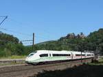 Lutzelbourg - 7. August 2020 : Wegen der NBS Streckensperrung bei Strassburg müssen die TGVs und ICEs über die alte Strecke verkehren. Ein Velaro am 9574 Stuttgart - Paris passiert die Gemeinde mit der Burgruine im Hintergrund.
