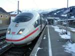 ICE 1828  Wetterstein  steht zur Abfahrt nach Dortmund Hbf in Garmisch-Partenkirchen bereit.