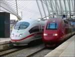 Ein ICE 3M und ein Thalys PBKA (mit Antenne fr Internetzugang) stehen nebeneinander im Bahnhof von Lige Guillemins am 28.06.08.