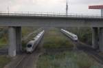 2 ICE 3 treffen sich am Morgen des 14 Oktober 2008, unter der Autobahnbrcke ber den Rangierbahnhof Mannheim, auf der Schnellfahrstrecke whrend sich langsam der letzte Nebel verzieht.