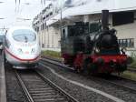 Neu und alt, oder Nostalgie trifft Moderne. ICE  Siegen  am 18.09.2011 in Siegen getauft, begegnet die 1914 von Jung gebaute Lok  Waldbrl  von der Kreisbahn Bielstein-Waldbrl. Siegen, 18.09.2011.