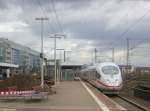 Am 01.04.2006 fuhr 406 001 auf dem ICE 75 nach Zrich als  Geisterfahrer  durch den Bahnhof Frankfurt am Main-Niederrad. Alle Zge in Fahrtrichtung Sden muten aufgrund der Erneuerung von Gleis 2 an diesem Wochenende ber Gleis 1 fahren. Die Hlfte des Bahnsteigs war aufgrund der Bauarbeiten abgesperrt und diente als Lager fr die ausgebauten Gleise.