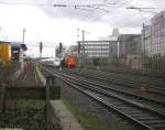 Der Schotterwagenzug mit der Lok 21 der Firma Nowu-Trans, die von der NBE vorbergehend angemietet war, wurde am 02.04.2006 am Bahnhof Frankfurt am Main-Niederrad von 406 011 in Fahrtrichtung