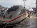 406 *** legt als ICE nach Köln einen Halt in Freiburg ein. Nach der Eröffnung des Katzenbergtunnels treffen viele Züge aus Basel in Freiburg vor der fahrplanmäßigen Ankunftszeit ein. (Oktober 2013)