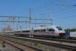 ICE 4 5812 037-0 durchfährt am 11.06.2022 den Bahnhof Muttenz.