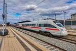 411 565-5 fährt als ICE 1511 (Hamburg Altona - Berlin Hbf (tief) - Nürnberg Hbf - Ingolstadt Hbf - München Hbf.) aus dem Bahnhof Lichtenfels aus.
Aufgenommen am 11.4.2017.