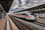 411 551-5 fährt als ICE 1504 (München Hbf - Ingolstadt Hbf - Nürnberg Hbf - Berlin Hbf (tief) - Hamburg Altona) in den Bahnhof Lichtenfels ein.
Aufgenommen am 11.4.2017.