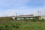 BR 415 (Tz 1524 (ehemals 1124)  Hansestadt Rostock ) und BR 411 (Tz 1130  Jena ) als ICE 1651 (Linie 50) von Wiesbaden Hbf nach Dresden Hbf überquert die Bundesstraße 6 am Eisenbahnknotenpunkt Gröbers auf der NBS Erfurt–Leipzig/Halle (VDE 8.2; KBS 580). [25.5.2017 - 16:16 Uhr]