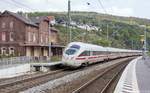 Ein ICE mit Neigetechnik fuhr am 1.10.16 auf dem Weg nach Frankfurt in Partenstein durch Gleis 1.