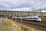 Nachschuss auf 411 582 (Tz 1182  Mainz ) und 415 520 (Tz 1520  Gotha ) als ICE 1559 (Linie 50.1) von Wiesbaden Hbf nach Dresden Hbf, die den Bahnhof Leipzig/Halle Flughafen auf der Neubaustrecke Erfurt–Leipzig/Halle (KBS 580) durchfahren. [31.10.2017 | 14:19 Uhr]