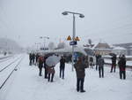 Einfahrt des ersten fahrplanmäßigen ICE im Bahnhof Coburg  Richtung München am 10.