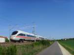 Der ICE 411 877 (Rathenow)und 415 (kaum sichtbar) aus Richtung Erfurt kommend und in Smmerda am roten Signal stehend am 29.04.2007 - herrschender Umleiterverkehr, denn fr gewhnlich verkehren auf der KBS 595 keine ICE 