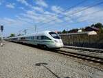 411 052-4 (Tz1152 Travemünde) düst als ICE92-Berolina durch den Bahnhof Schärding in Richtung Passau, und konnte vom Bahnsteig2 in sicherem Abstand gut beobachtet werden; 221006