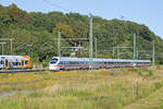 ICE GÜSTROW durchfährt den Bahnhof Lietzow nach Binz. Auf dem Nachbargleis (Bahnsteiggleis) wartet der ODEG Triebwagen nach Sassnitz  und ein Reisender, entspannt unter dem Bahnhofsschild, auf den Regio Anschluss zum Ostseebad Binz. 20.08.2023
