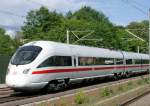 28.05.04 HGV Hannover - Berlin, Hhe Hp Dallgow-Dberitz. ICE mit Stromabnehmerschaden. Er wird abgeschleppt.