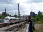 Wie die Hhner auf der Stange sucht hier jeder das beste Motiv auf seiner Cam. Jedenfalls hat jeder den ICE-T bei der Einfahrt in den Berliner Hbf im Blick und bestimmt auch auf die Chipkarte gebrannt. 11.07.2009