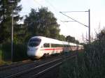 Der ICE 1504 nach Hamburg-Altona fuhr am 19.7.10 am Bahnbergang in Miltitz in Richtung Hauptbahnhof vorbei.