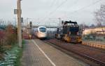 Die G 1206 der RBB begegnet in Petersroda am 28.11.10 dem ICE 1213 auf dem Weg nach Leipzig. 