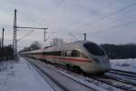 ICE  Leipzig  bei der Durchfahrt im HP Schkortleben ( nur Strecke Deuben - Grokorbetha )in Richtung Grokorbetha fahrend,der Lampenmast am linken Bildrand neigt sich altersbedingt nach rechts,am 06.12.2010