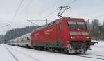 101 015-6 steht am 28. Dezember 2010 mit ICE 1608 nach Berlin-Gesundbrunnen auf Gleis 2 in Pressig-Rothenkirchen. Die 101 leistete dem 411er von Pressig bis Probstzella Vorspann.