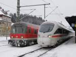 ICE 1509 nach Mnchen Hbf berholt am 28. Dezember 2010 eine Regionalbahn nach Bamberg in Kronach.